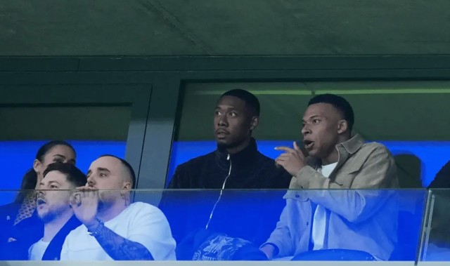 开云kaiyun平台-姆巴佩与阿拉巴现身伯纳乌看台，现场为皇马对曼城比赛助威