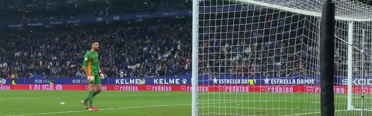 开云kaiyun网页版-阿斯：赫罗纳门将被西班牙人球迷扔下的水瓶击中，愤怒不已